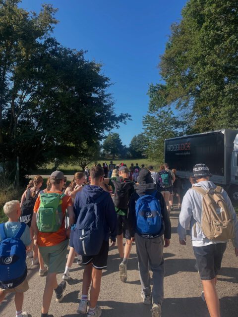 Ein paar Highlights aus den letzten Lagertagen 🏕️☀️

Am Montag haben wir eine Wanderung ins Schwimmbad unternommen – bei strahlendem Sonnenschein ☀️ 

Am Dienstagvormittag standen unsere Lagerolympischenspiele auf dem Programm. Dabei mussten die Kinder spannende und witzige Aufgaben meistern, die sich die Betreuer ausgedacht hatten. 🏅

Am Nachmittag wurde es bunt: Die Zelte bekamen selbstgemalten Schilder 🎨 

Ein rießen Dankeschön an @raiffeisenmarkt.senden für die großzügige Kartoffelspende 🥔