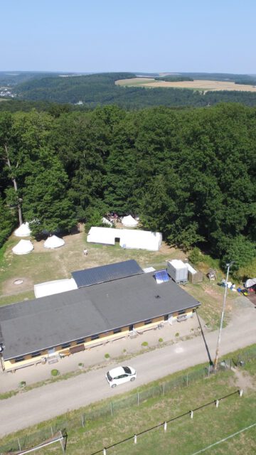 Die ersten zwei Tage im Zeltlager St. Laurentius Senden sind geschafft – und das bei bestem Wetter! ☀️
Heute sind wir traditionell mit einem gemeinsamen Gottesdienst in den Tag gestartet.
Am Nachmittag standen lustige Kennenlernspiele auf dem Programm – so konnten wir uns besser kennenlernen 🎲
Zum Abschluss des Tages wurde unser Banner gehisst – ab jetzt wird es von der Nachtwache bewacht! 🏕️