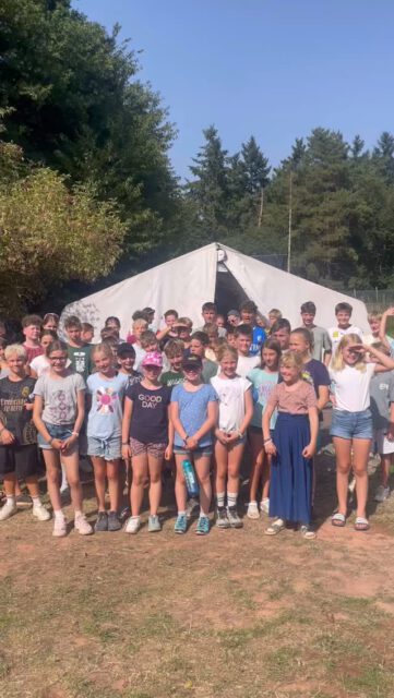 In den letzten Tagen war einiges bei uns los 🏕️

Bei den sommerlichen Temperaturen durfte eine Abkühlung natürlich nicht fehlen – Wasseraction direkt am Platz sorgte für die nötige Erfrischung! ☀️

Auch die Betreuer mussten sich bei den Betreuerstationsspielen beweisen – die Kinder hatten sichtlich Spaß daran, sie auf die Probe zu stellen! ✅ Am Ende hat sich Team Sharkatttttttack durchgesetzt 💪🏼

Am Samstag stand unser traditionelles Bergfest mit Schützenfest auf dem Plan – ein echtes Highlight mit guter Stimmung und jeder Menge Spaß! 🥳🎯

Jetzt starten wir voller Energie in die zweite Woche – das Abenteuer geht weiter! ⛺🔥
#zeltlager #stlaurentius #senden #2025 #bundenbach